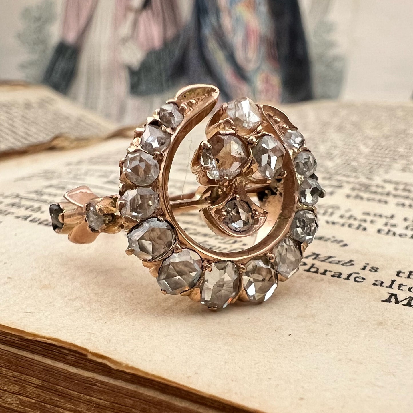 Anello antico in oro 18 kt con luna crescente e trifoglio di diamanti a taglio rosa – eleganza vintage e buon augurio