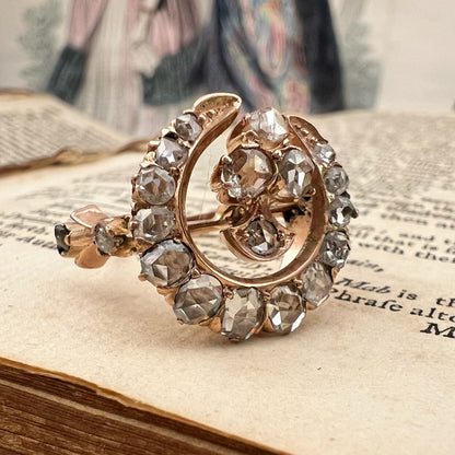 Anello antico in oro 18 kt con luna crescente e trifoglio di diamanti a taglio rosa – eleganza vintage e buon augurio