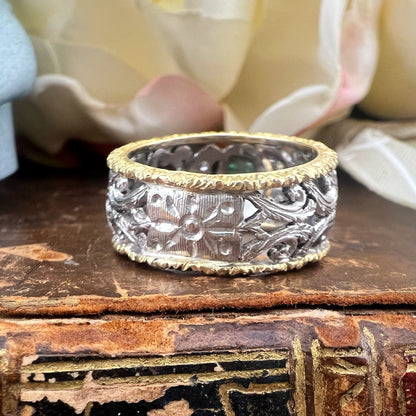 Anello vintage a fascia traforata in oro 18 carati con smeraldo e diamanti