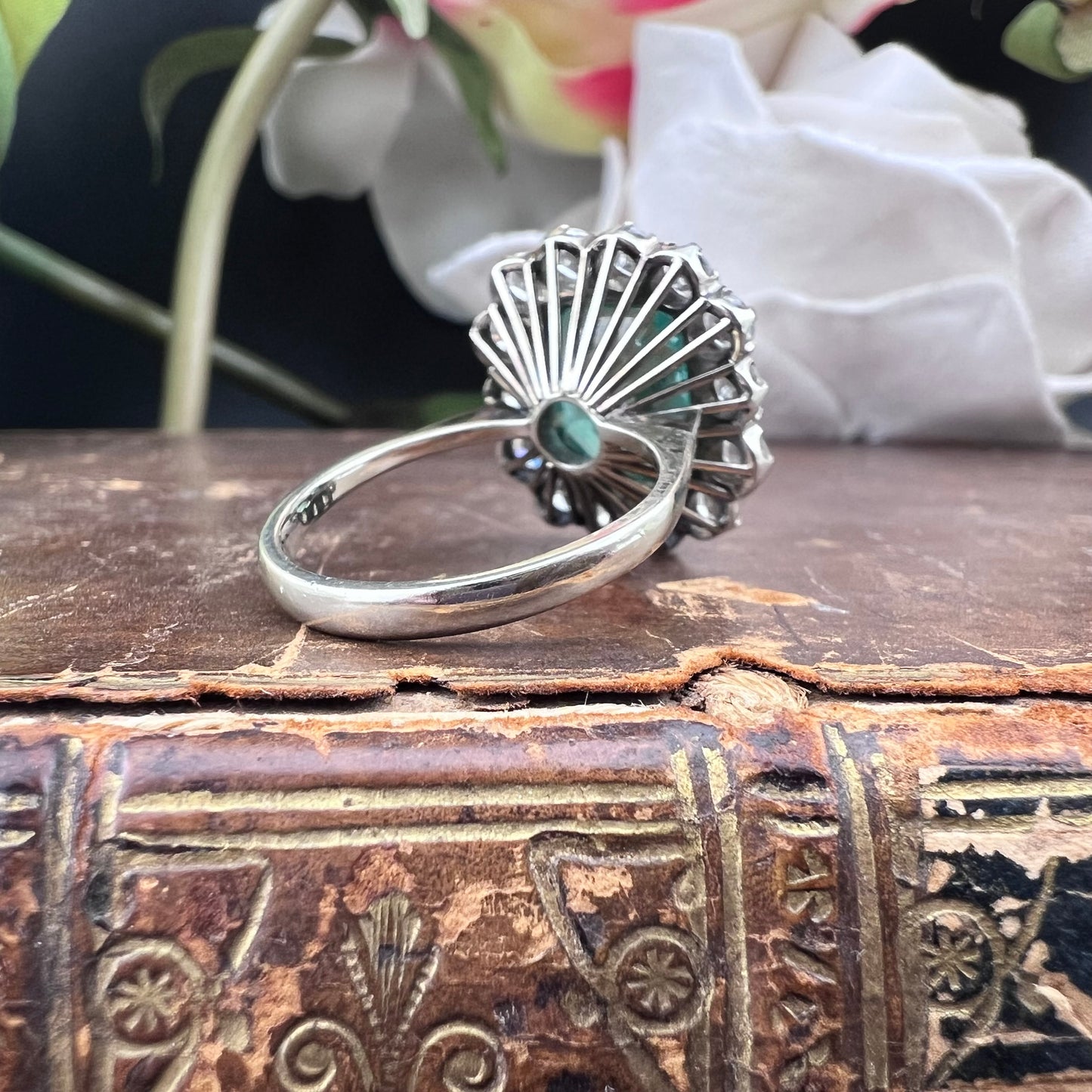 Anello vintage con smeraldo colombiano 4 ct e diamanti – Epoca 1950 ca.