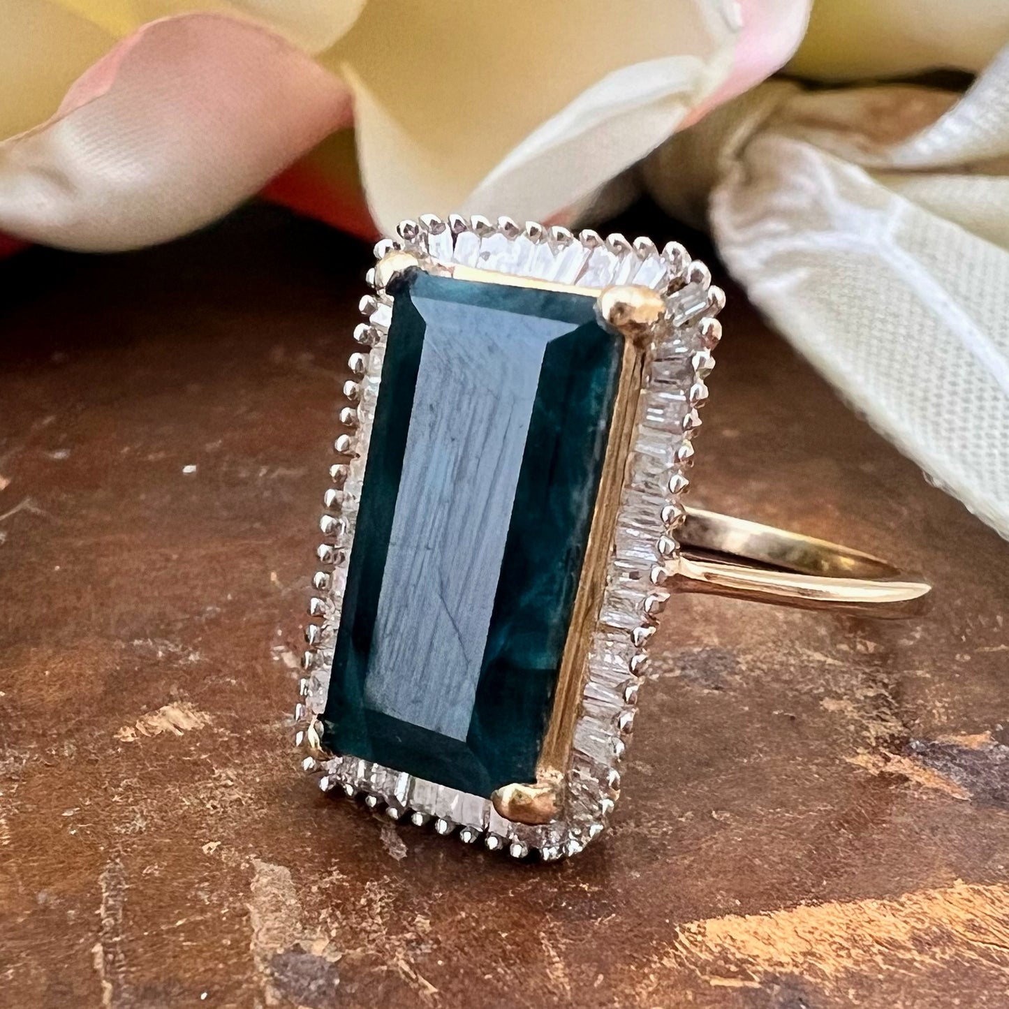 Anello in oro con grandidierite e diamanti baguette