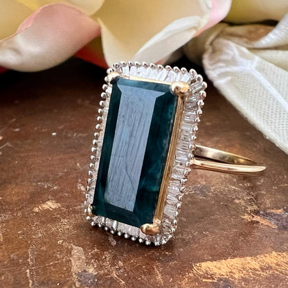 Anello in oro con grandidierite e diamanti baguette