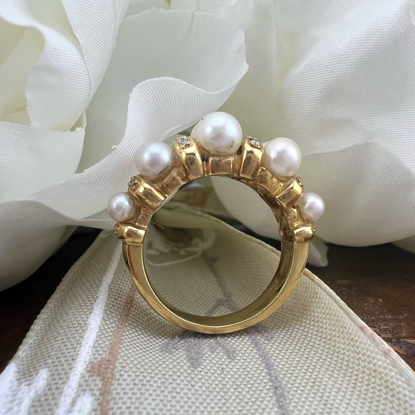 Anello in oro 18 carati perle e diamanti. Milano 1970-80