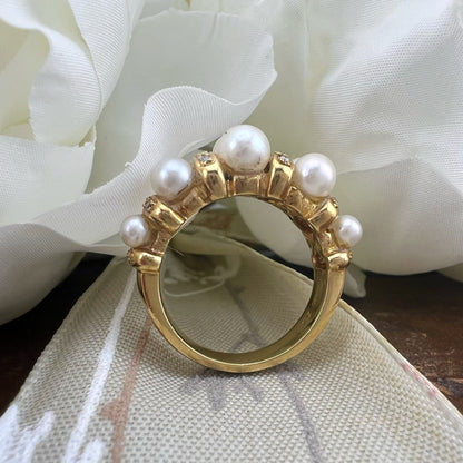 Anello in oro 18 carati perle e diamanti. Milano 1970-80