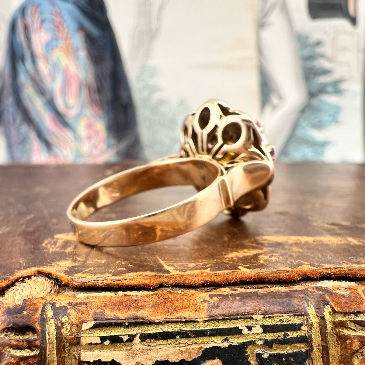 Anello a fiore in oro 18k con perla, rubini e smalto verde – Italia, circa anni ’60