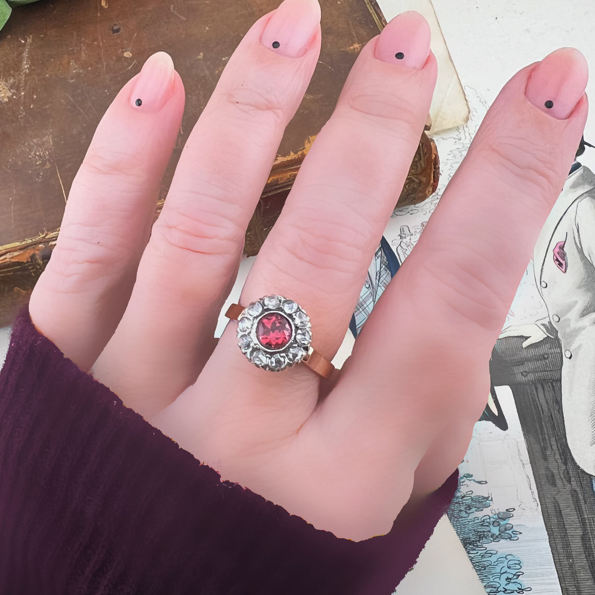 Anello margherita con granato rosato e diamanti, oro 18k – Italia, anni ’40