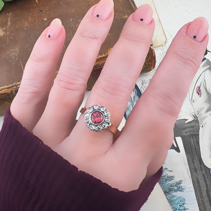 Anello margherita con granato rosato e diamanti, oro 18k – Italia, anni ’40