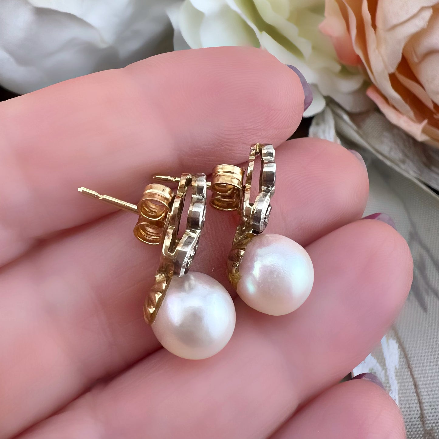 Orecchini con perle e diamanti a rosetta in oro 18 ct