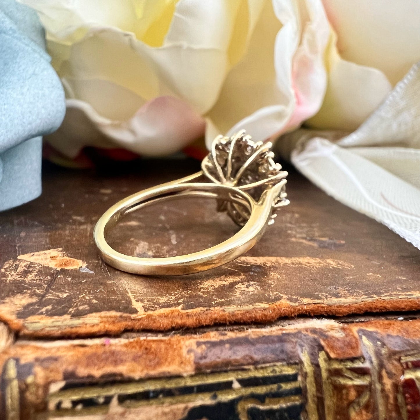 Anello a fiore con diamanti fancy brown e bianchi