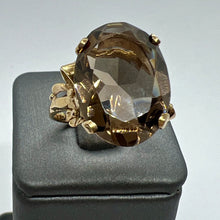Carica l&#39;immagine nel visualizzatore di Gallery, Grande anello con quarzo fumè e fiocchi in oro giallo

