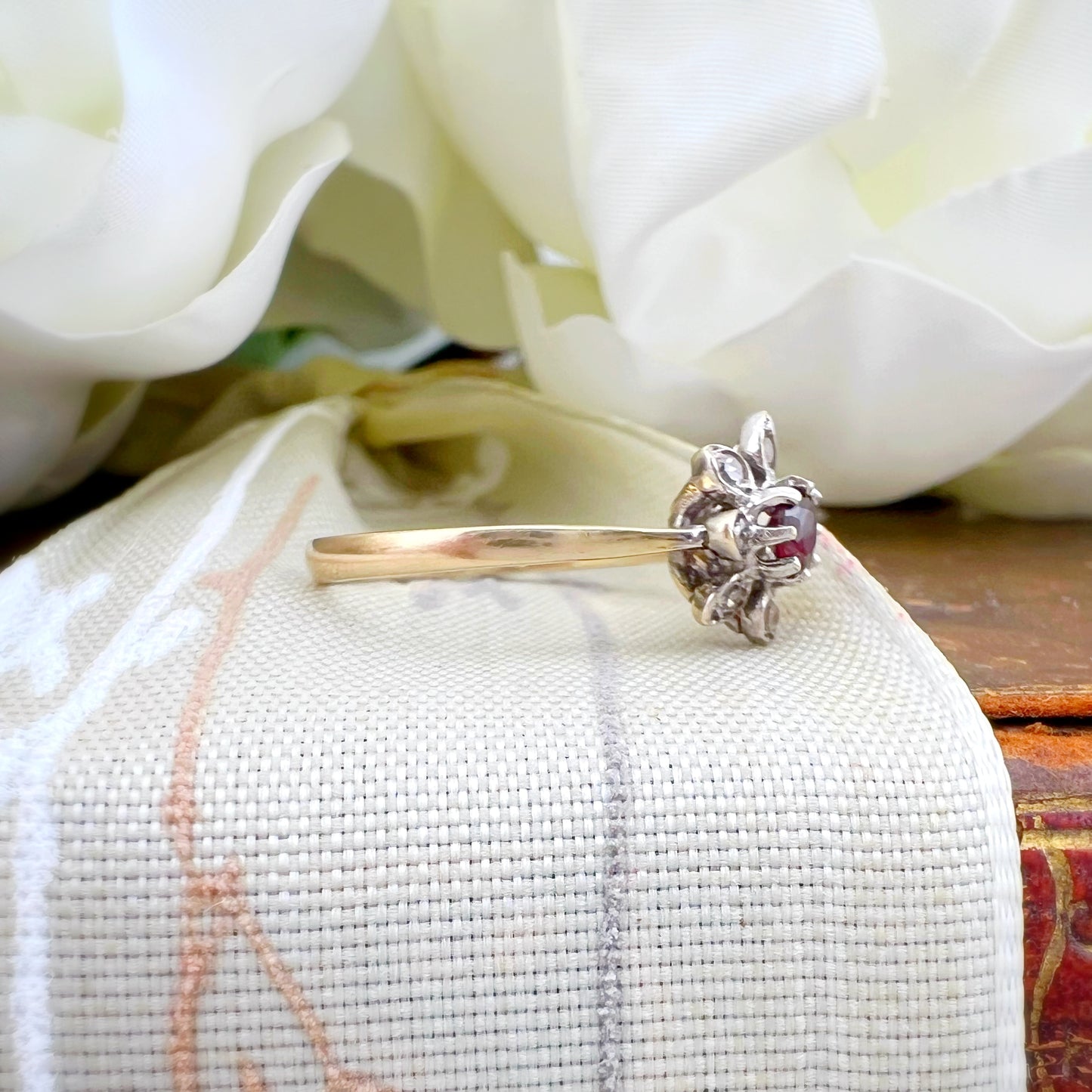 Anello vintage floreale in oro con granato e quarzi 1970 c.