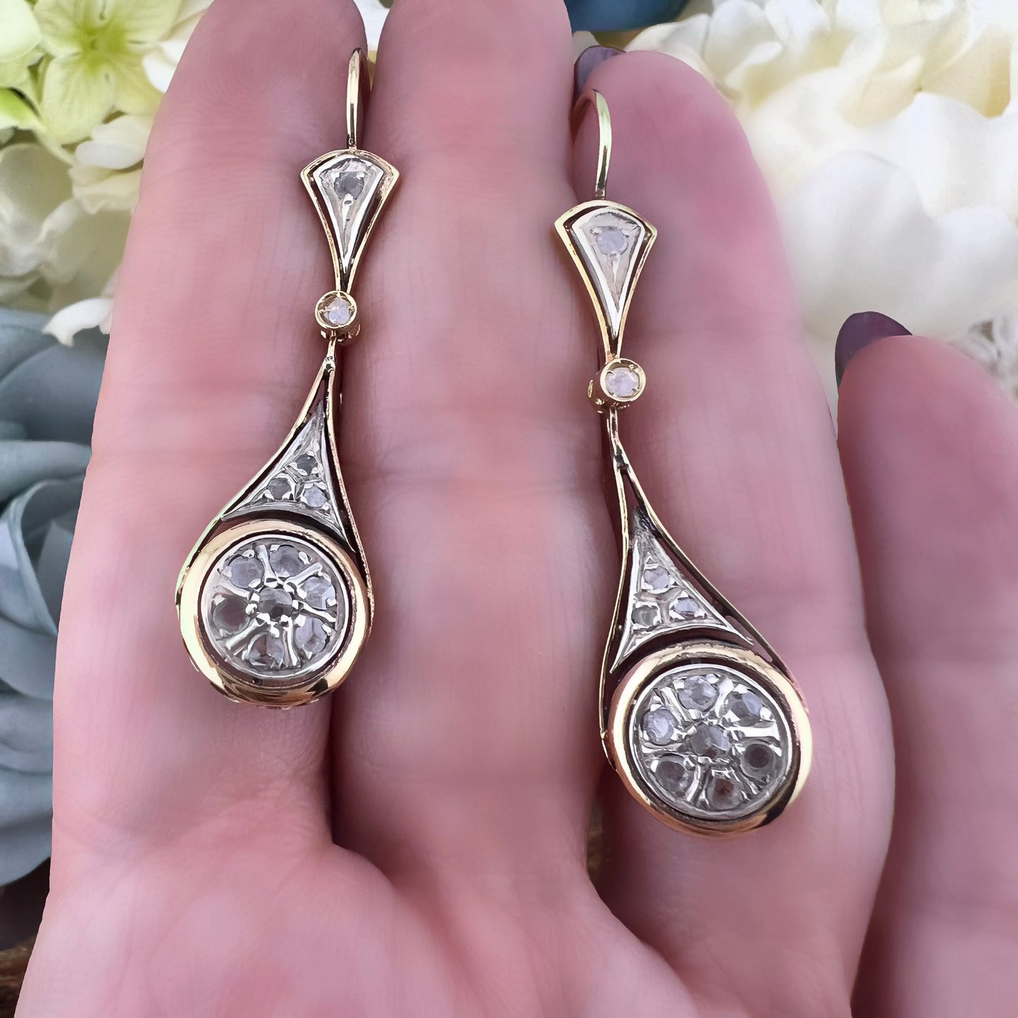 Orecchini a monachella in oro 18k con margherite di diamanti a rosetta- Italia primi ‘900
