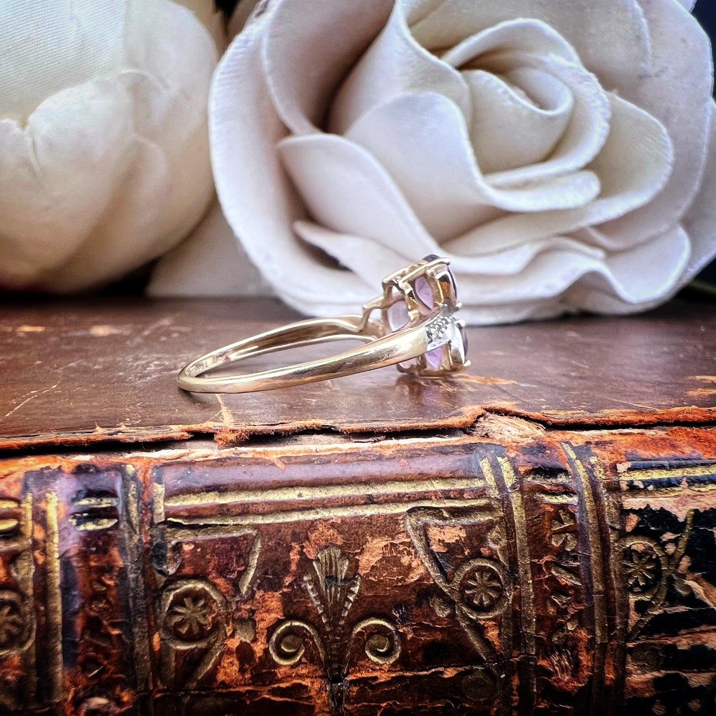 Anello vintage in oro con topazi viola e rosa – Inghilterra