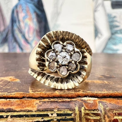 Anello a volute in oro 18k con margherita di diamanti – Italia, circa 1940