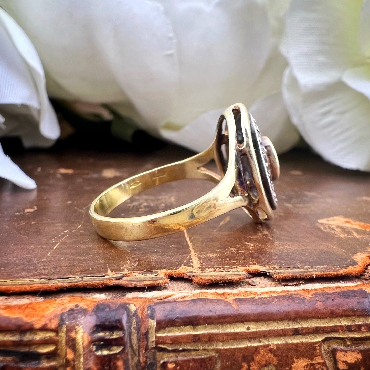 Anello Margherita ovale in oro 18 ct, zaffiro e diamanti a rosetta