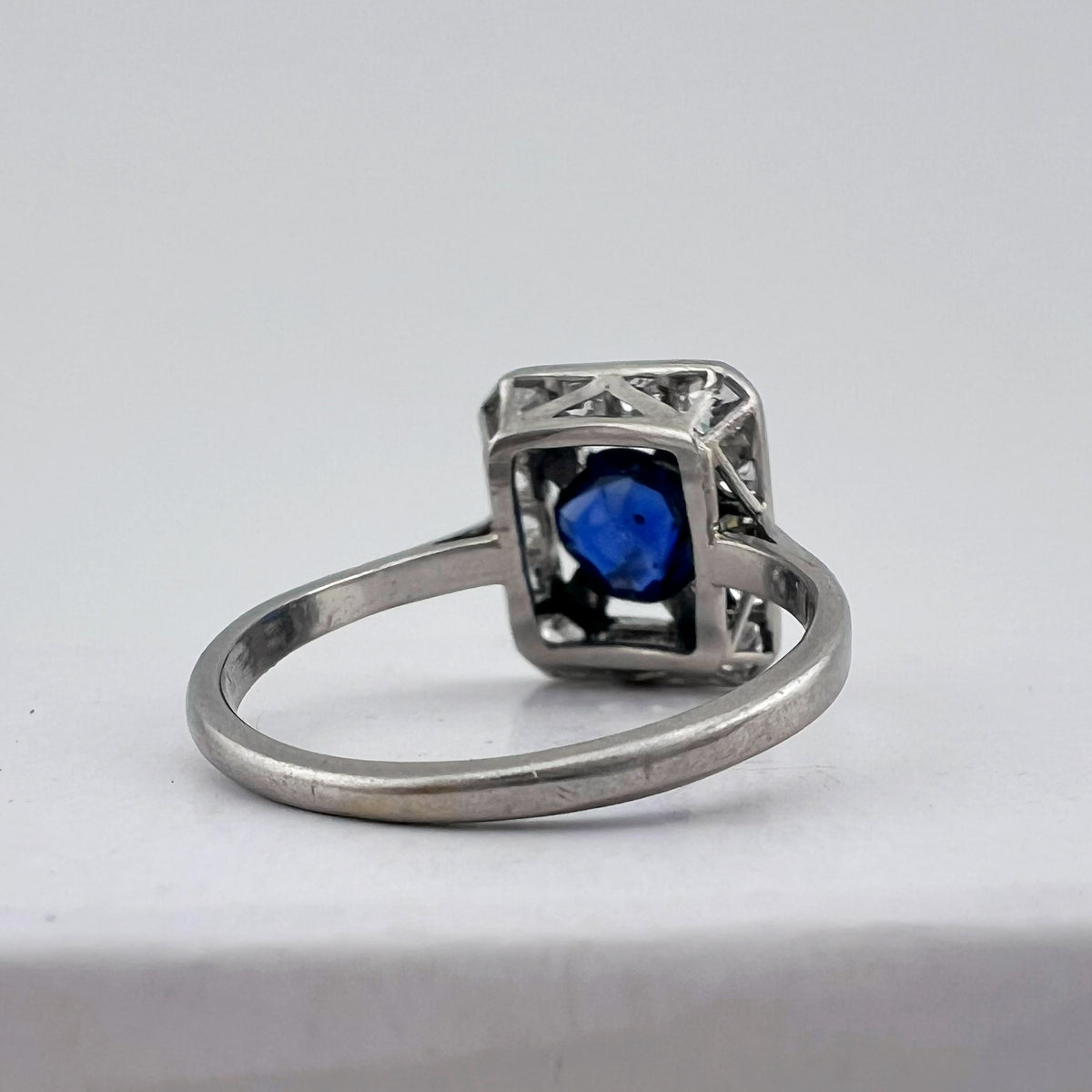 Anello Art Déco in platino con zaffiro e diamanti old mine – Europa, circa 1930