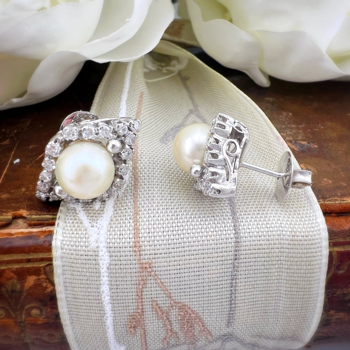 Orecchini in oro bianco 18 ct con perle e diamanti