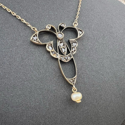 Pendente Art Nouveau a forma di farfalla in oro 14 kt, diamanti a taglio rosa e perla naturale 1900-1910