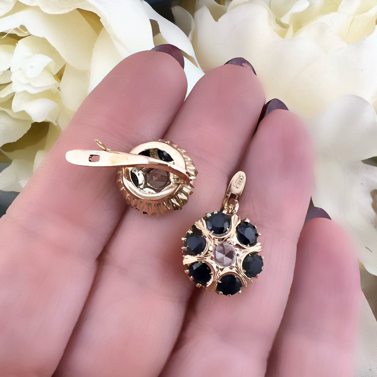 Orecchini a margherita in oro giallo con zaffiri e diamanti rosetta. Italia 1950 c.