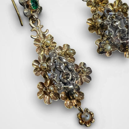 Orecchini in oro, diamanti, perline e paste vitree 1790-1830