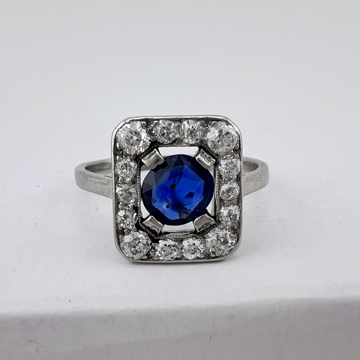 Anello Art Déco in platino con zaffiro e diamanti old mine – Europa, circa 1930