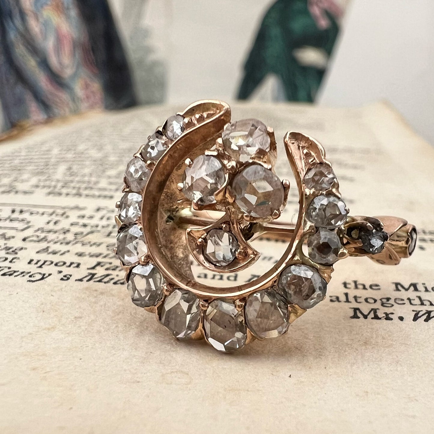 Anello antico in oro 18 kt con luna crescente e trifoglio di diamanti a taglio rosa – eleganza vintage e buon augurio