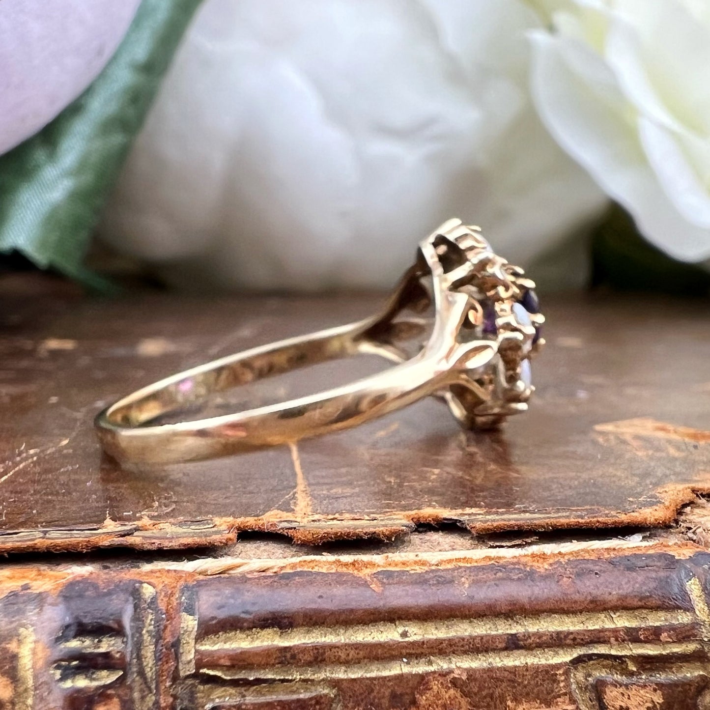 Anello a margherita con ametista e opali