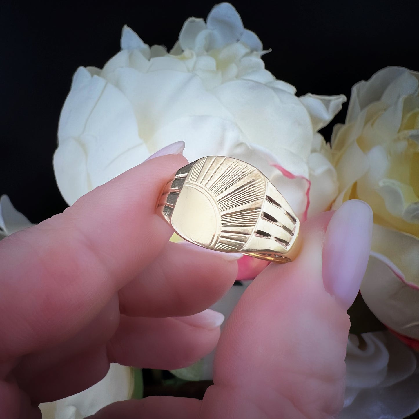 Chevalier vintage in oro con incisione a raggiera