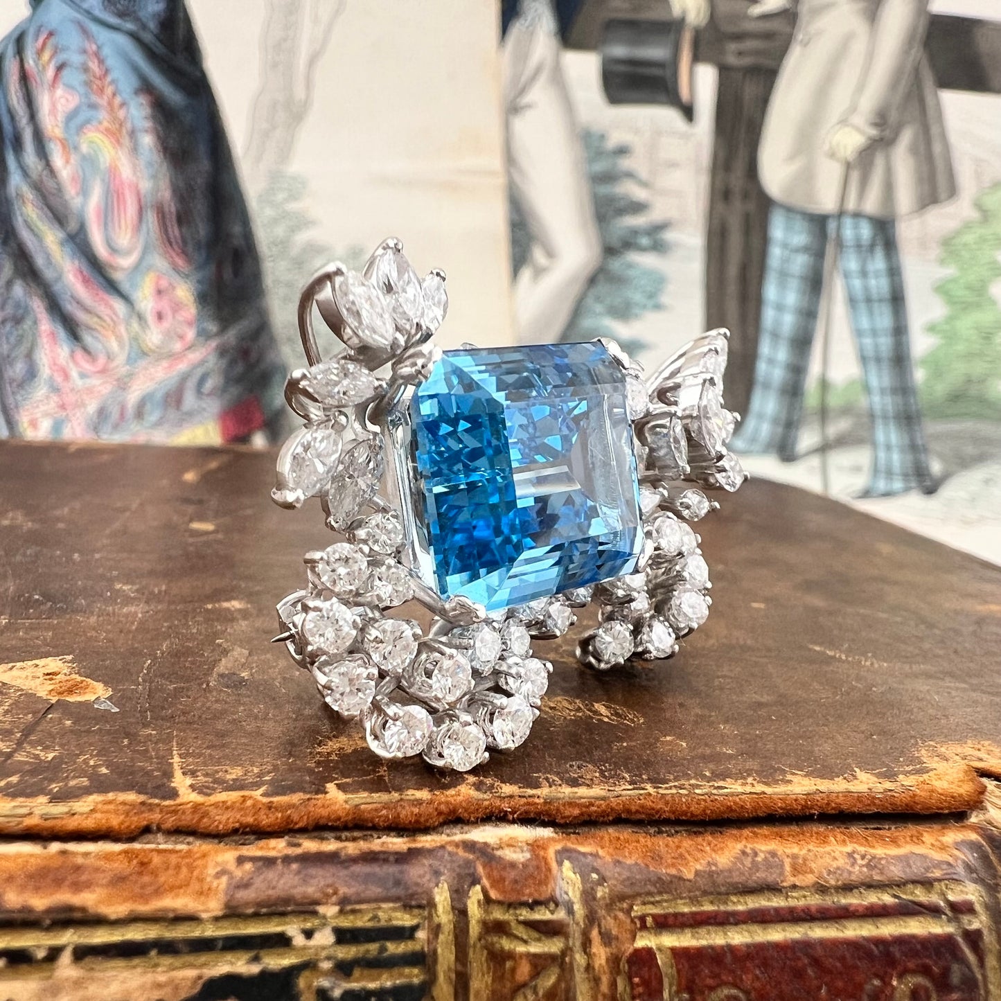 Spilla in platino con spettacolare acquamarina e diamanti da 10 ct e diamanti – Europa, anni ’50