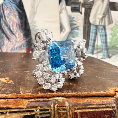 Spilla in platino con spettacolare acquamarina e diamanti da 10 ct e diamanti – Europa, anni ’50