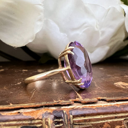 Anello cocktail in oro 9k con ametista taglio ovale ct 9.6, Inghilterra anni ‘60