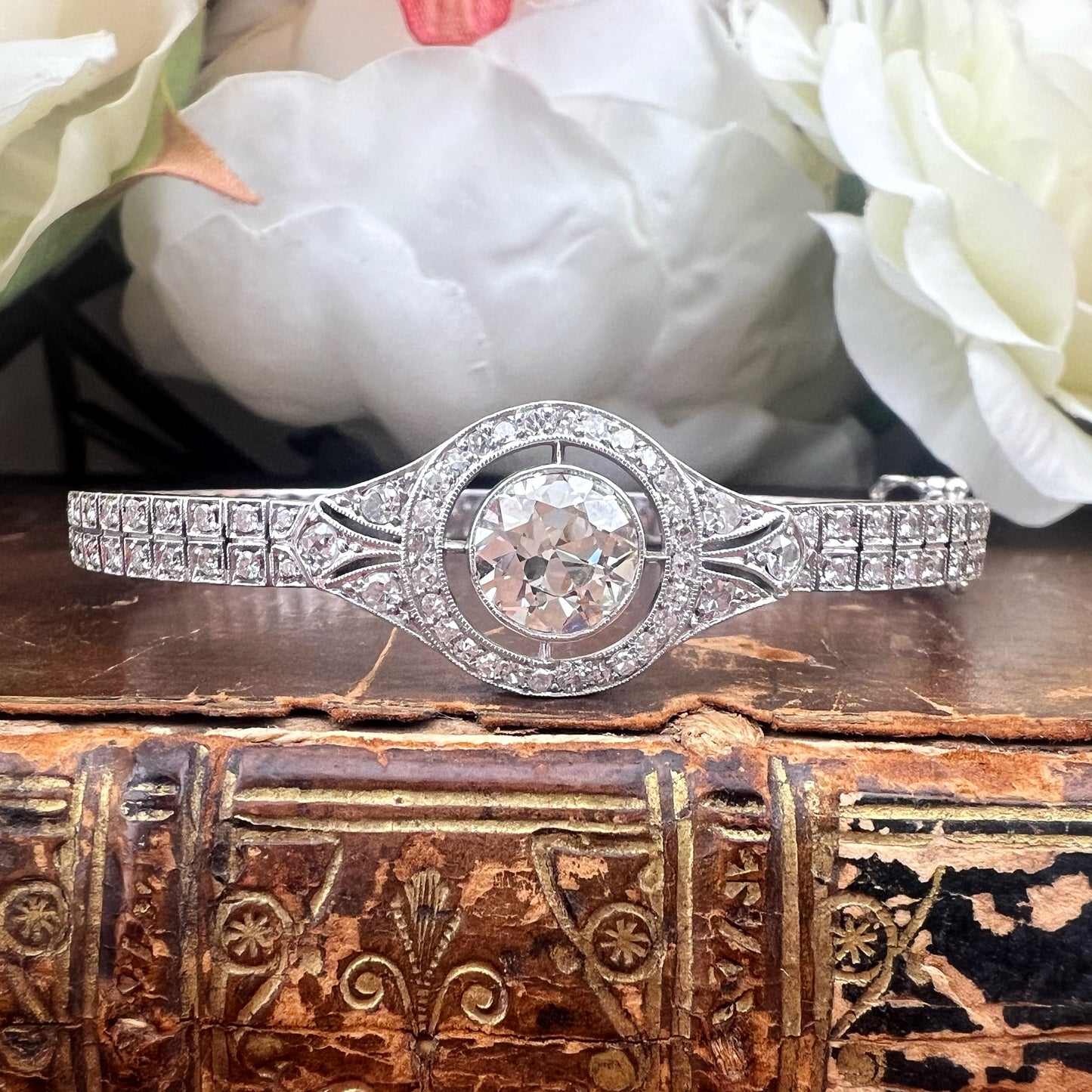 Bracciale a manetta in oro bianco 18k con diamante da 2 ct old cut Art Déco, Italia XX secolo