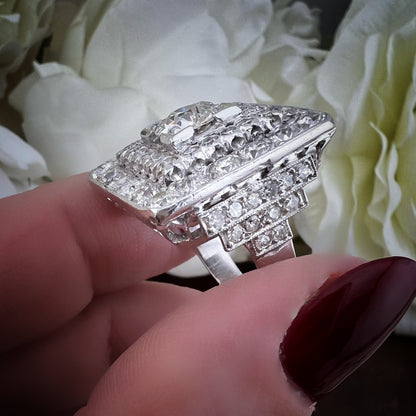 Anello importante Art Déco a gradini con diamanti old mine per circa 4 ct