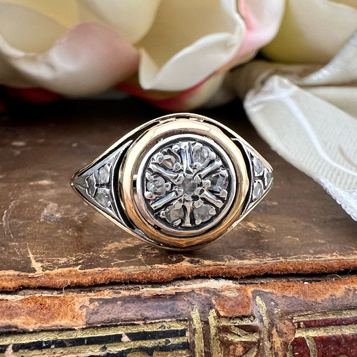 Anello toppa/Margherita in oro 18k e diamanti a rosetta. Primi ‘900