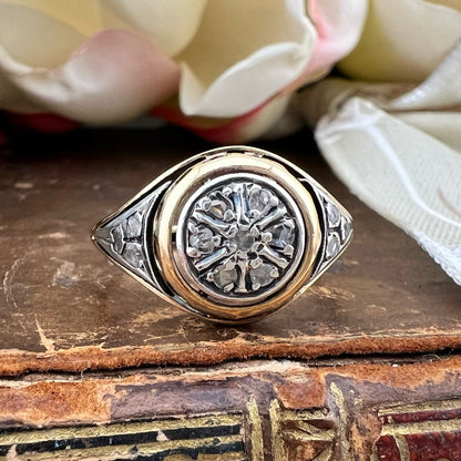 Anello toppa/Margherita in oro 18k e diamanti a rosetta. Primi ‘900
