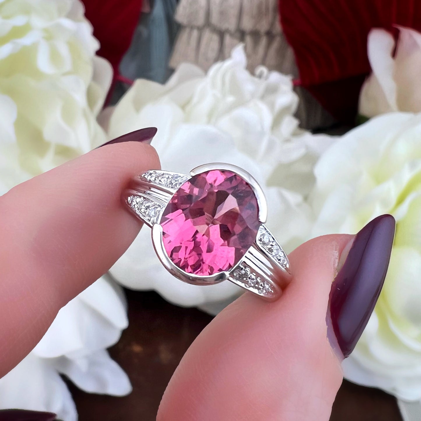 Anello con tormalina, diamanti, oro bianco 18 ct