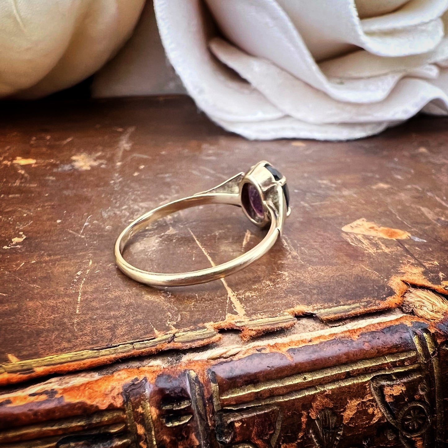 Anello vintage solitario con granato ovale – oro 9 carati, anni ’70