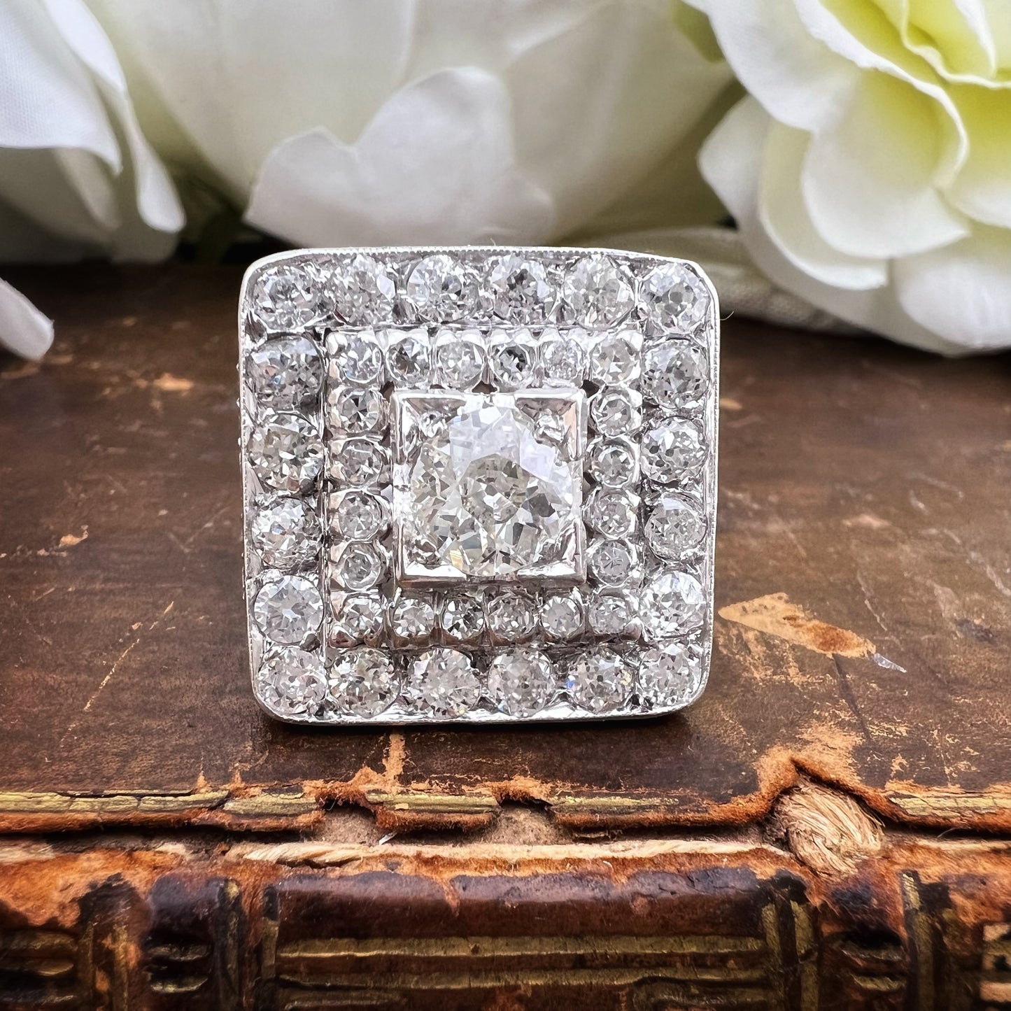 Anello importante Art Déco a gradini con diamanti old mine per circa 4 ct