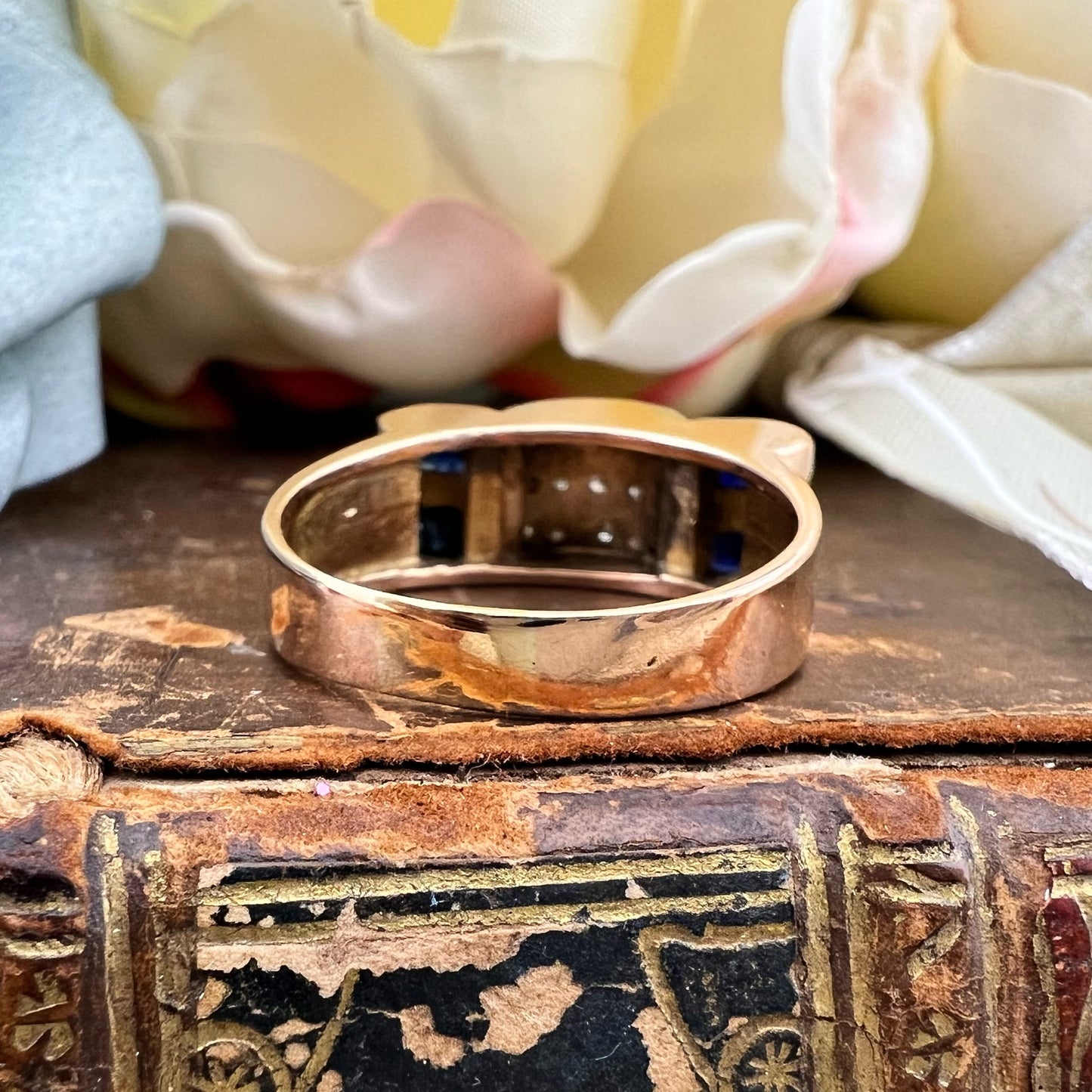Anello a ponte con zaffiri e diamanti in oro 18 k