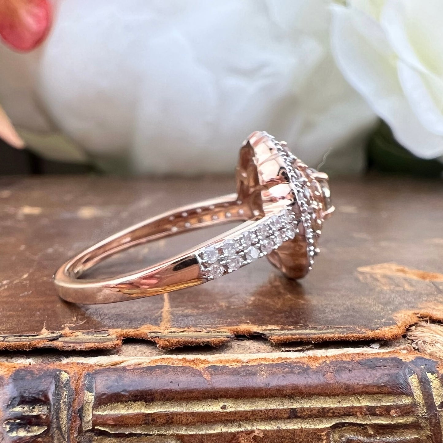 Anello vintage in oro 9k e diamanti bianchi e brown.