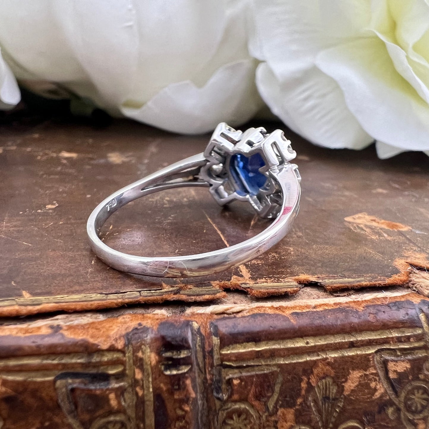 Anello con zaffiro romboidale Burma e diamanti Old Mine cut