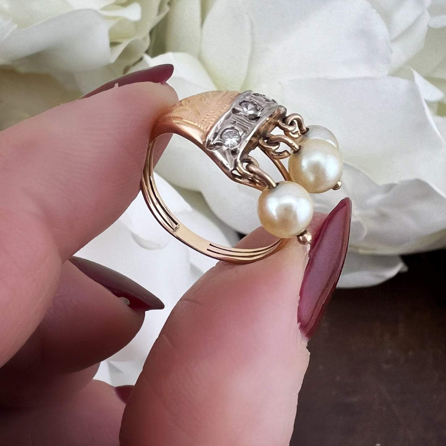 Anello Liberty in oro 18 kt con tre perle pendenti e diamanti rosetta