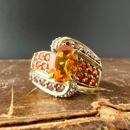 Anello inglese vintage in oro 9 ct. con citrino arancio, opali di fuoco e diamanti