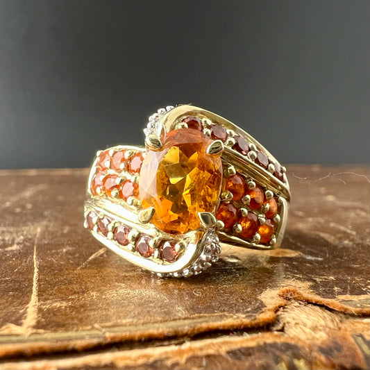 Anello inglese vintage in oro 9 ct. con citrino arancio, opali di fuoco e diamanti
