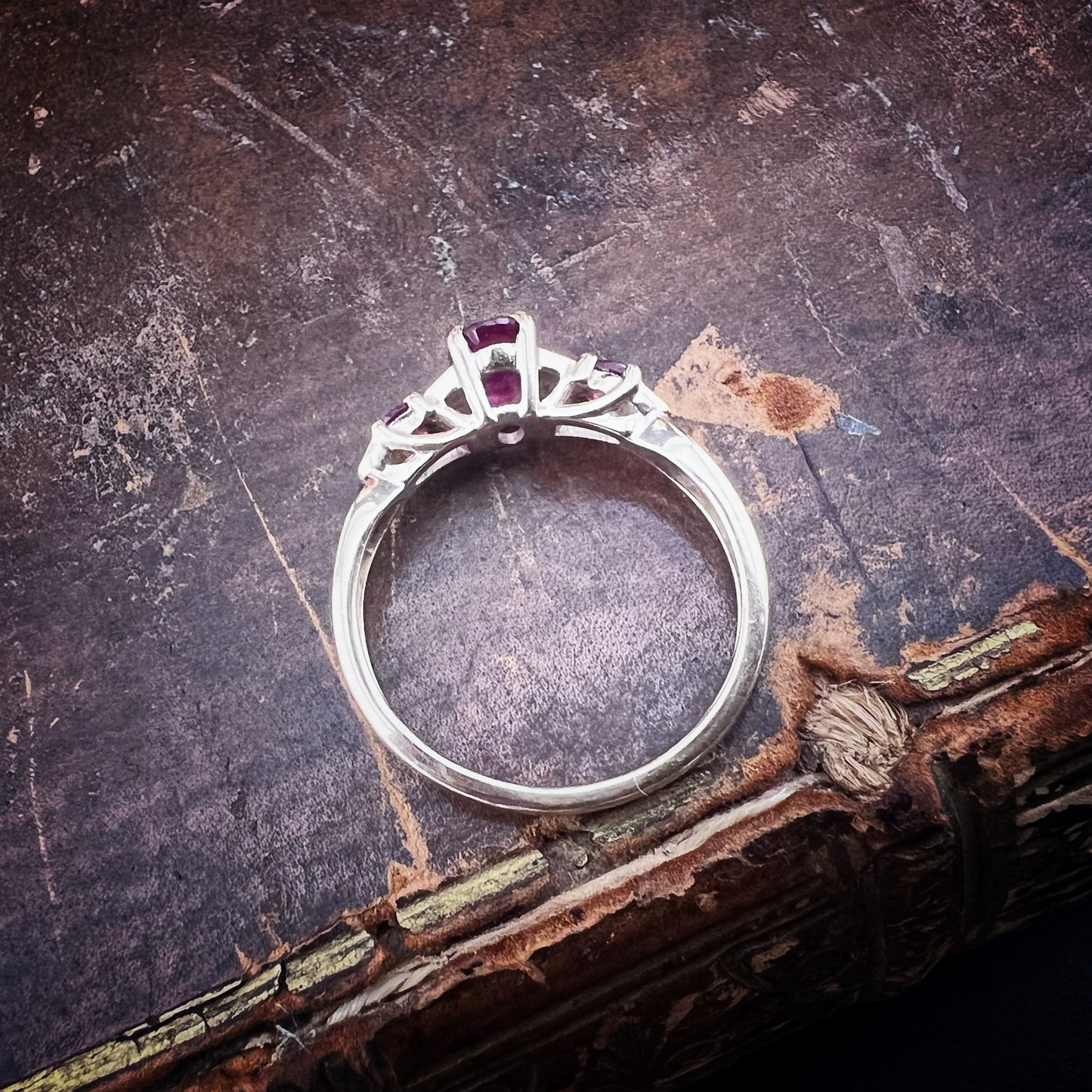 Anello inglese in oro rubino e diamanti c. 1980