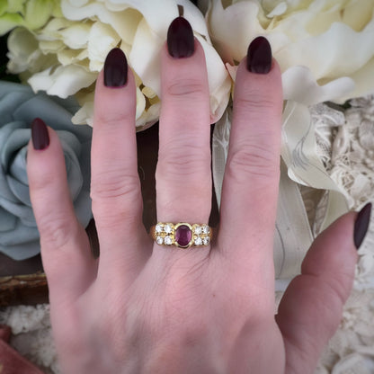 Anello in oro giallo 18 kt con rubino e diamanti