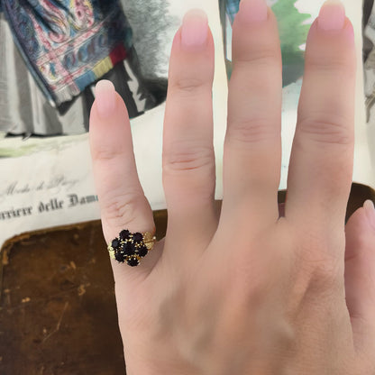 Anello vintage italiano a margherita in oro 18k con granati – circa 1965-1975