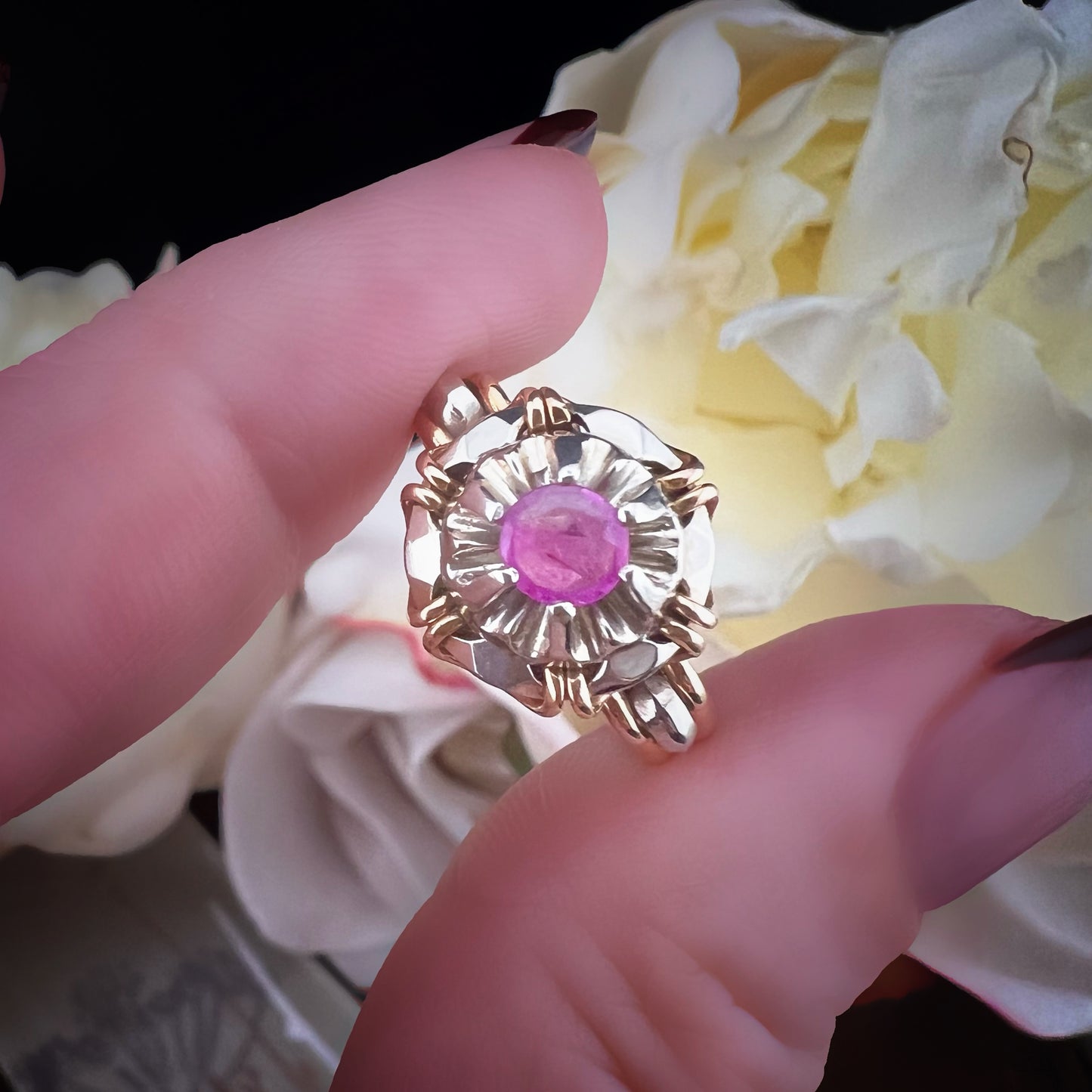 Anello in oro bianco e giallo anni ‘40 con rubino
