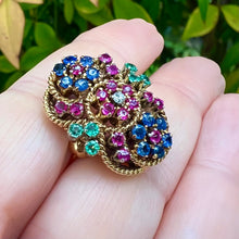 Carica l&#39;immagine nel visualizzatore di Gallery, Grande anello in oro, rubini, smeraldi, zaffiri e diamanti a tre fiori
