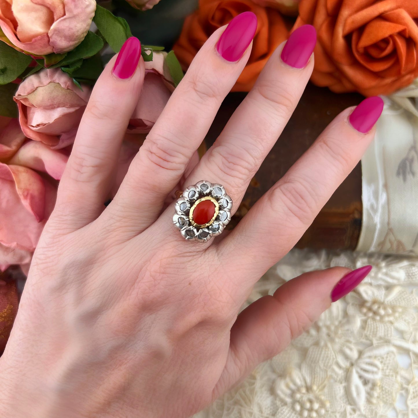 Anello in oro 18k diamanti e corallo. Italia fine 800